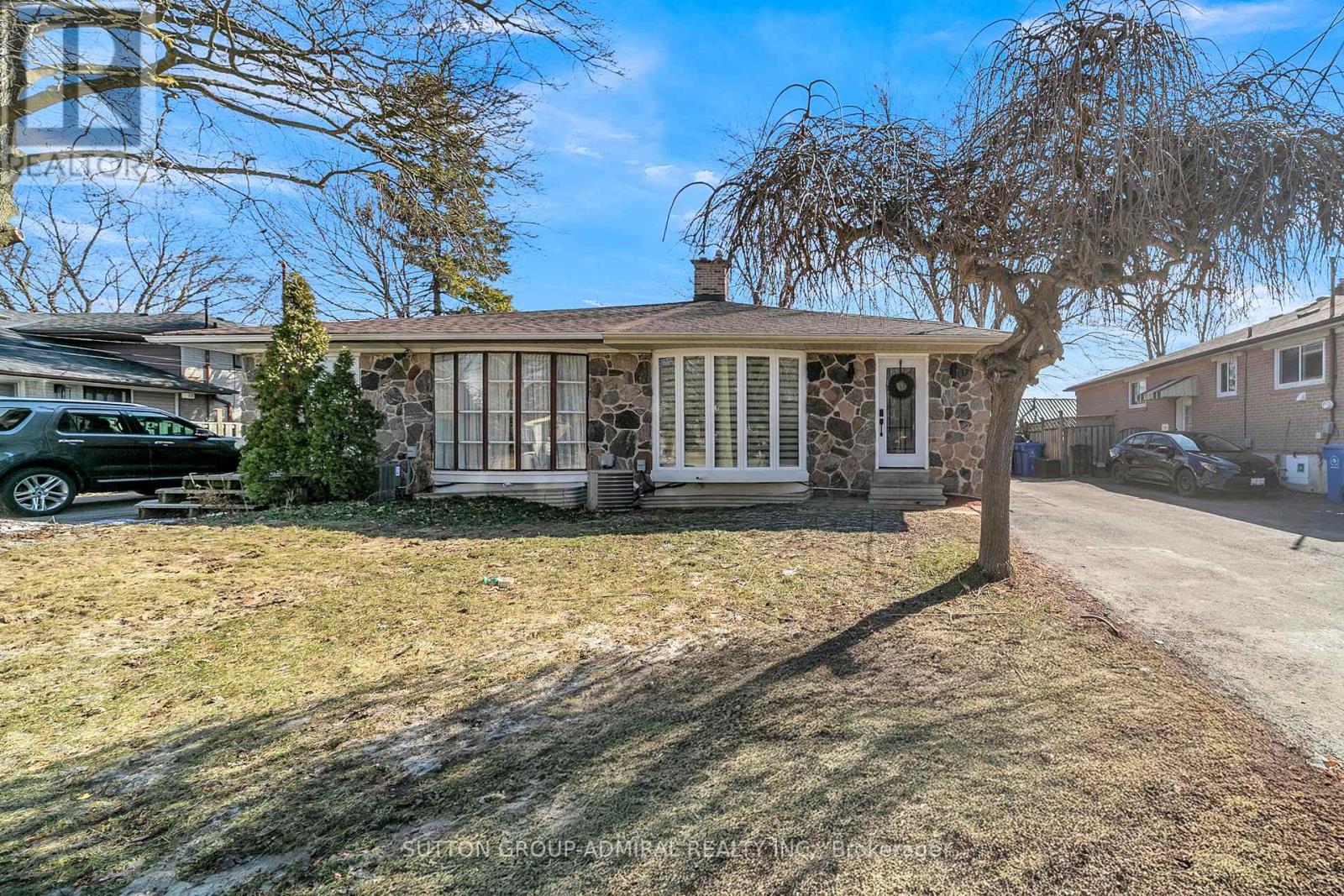 17 Jasper Drive, Aurora, Ontario  L4G 3B6 - Photo 2 - N12886348