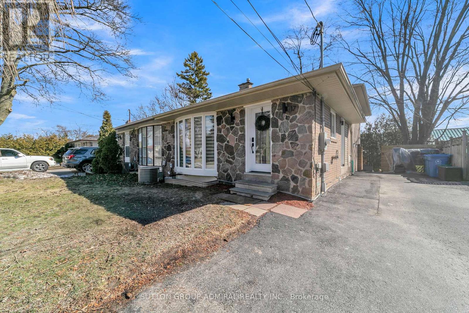 17 Jasper Drive, Aurora, Ontario  L4G 3B6 - Photo 3 - N12886348