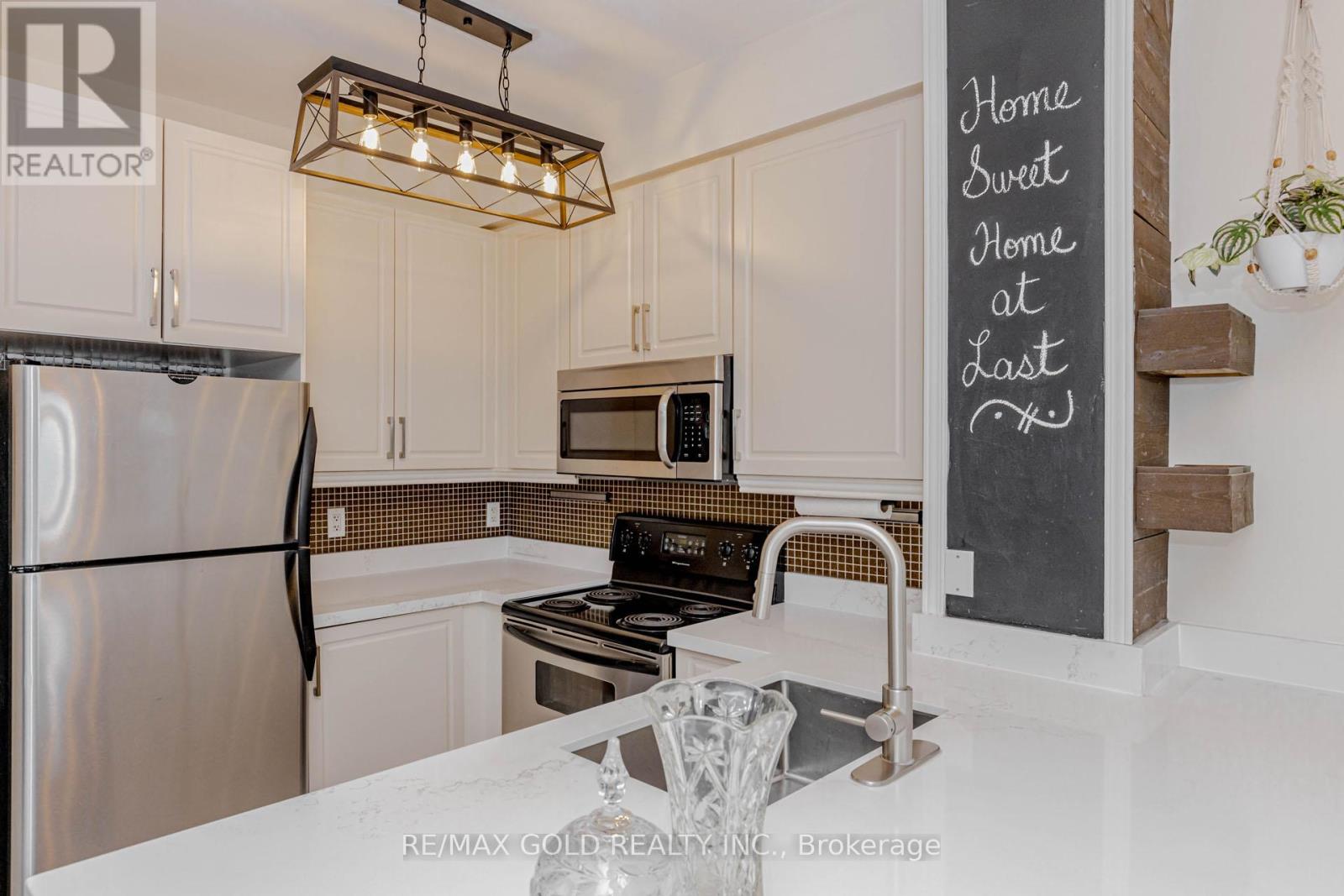 1106 - 220 Burnhamthorpe Road W, Mississauga (City Centre), Ontario  L5B 4N4 - Photo 10 - W12863680