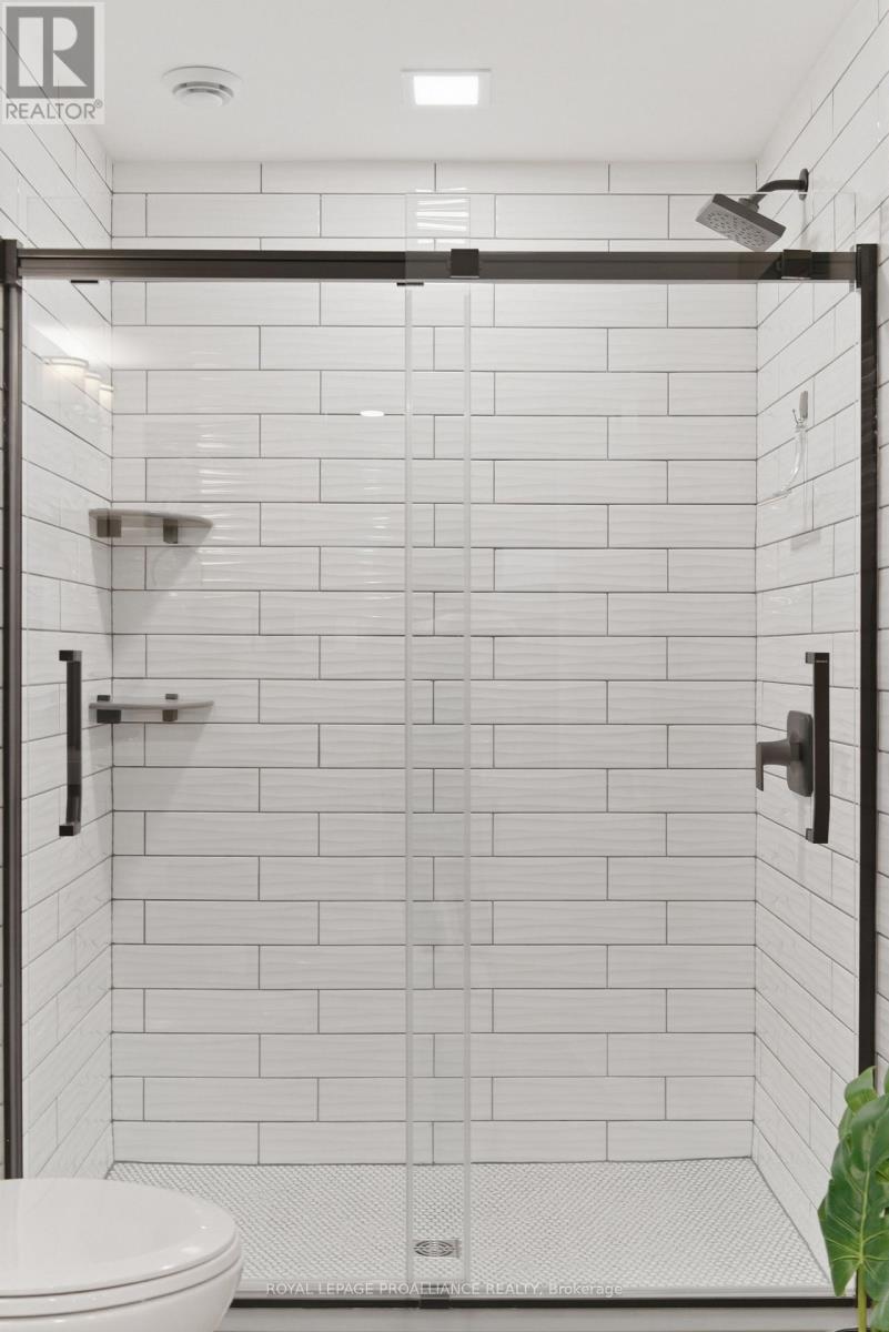 21 Woodburn Drive, Quinte West (Murray Ward), Ontario  K8V 0C6 - Photo 38 - X12887278