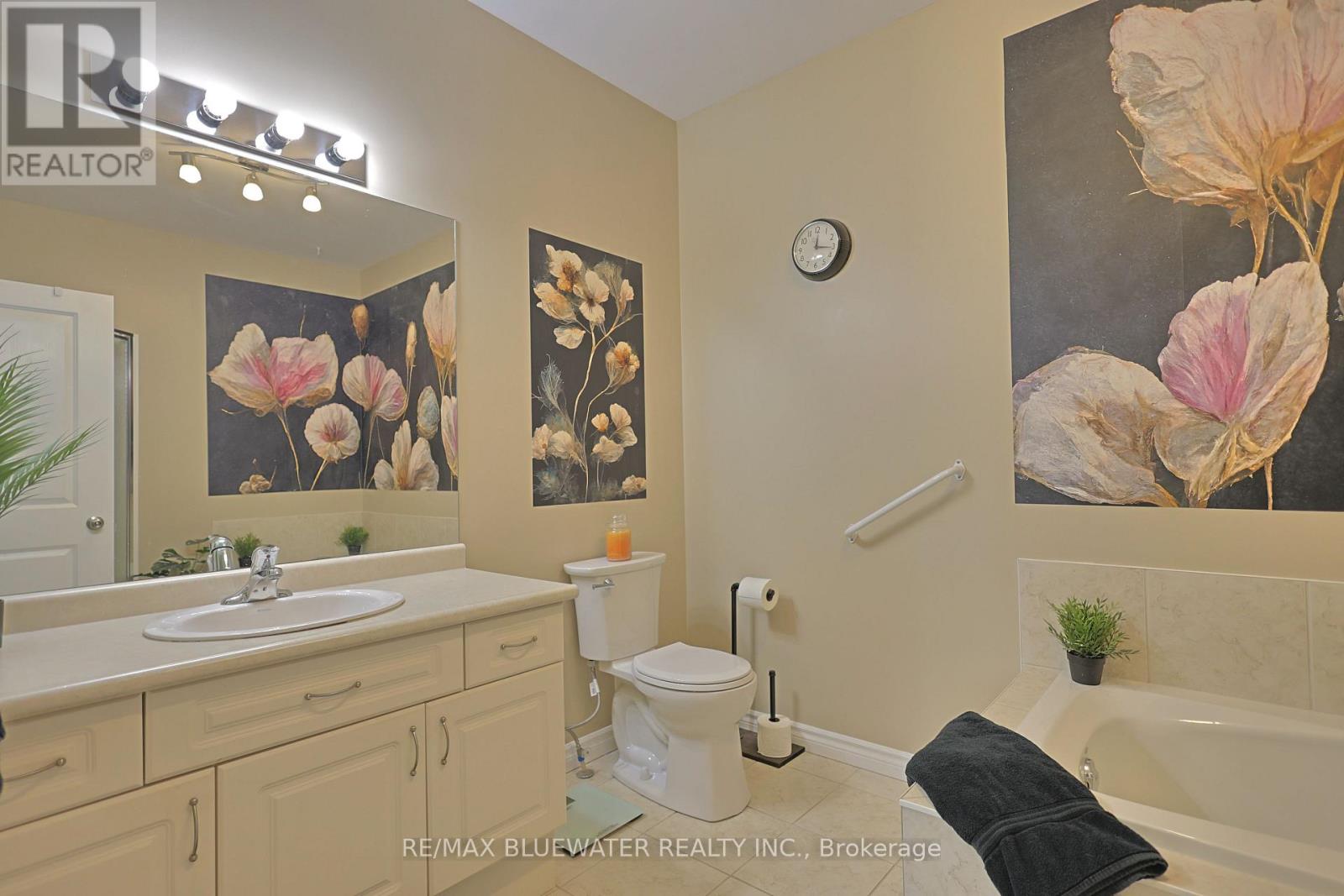 13 Oakwood Links Lane, South Huron, Ontario  N0M 1T0 - Photo 28 - X12887222