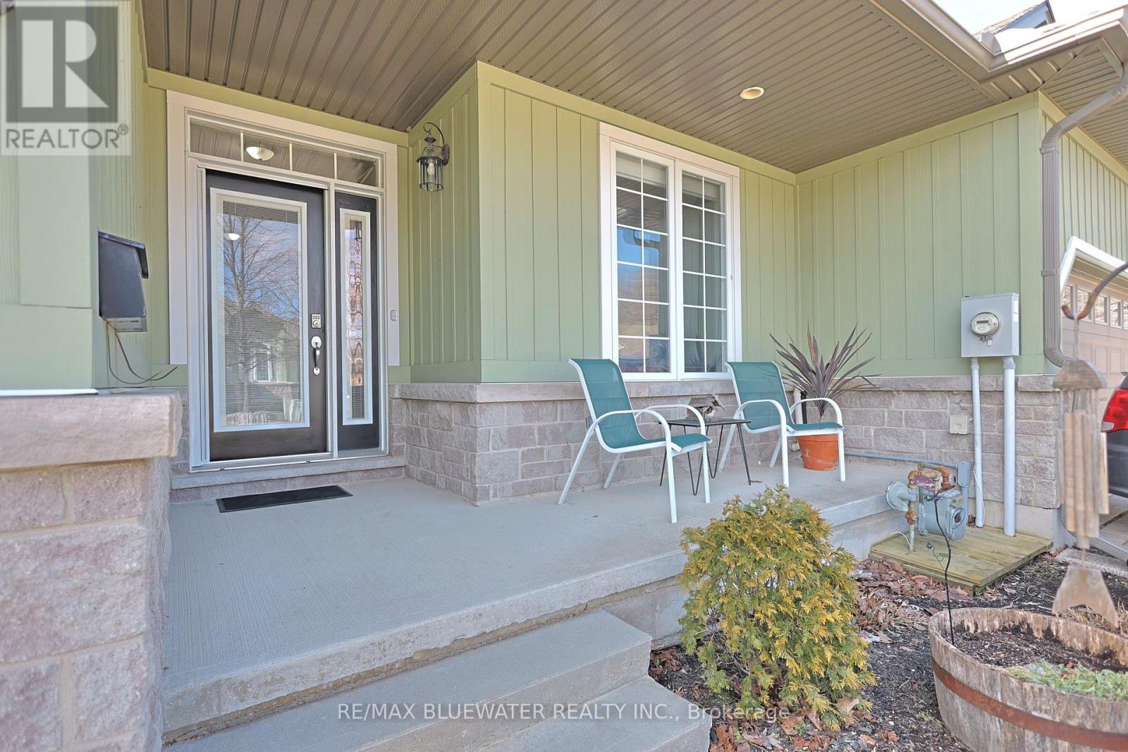 13 Oakwood Links Lane, South Huron, Ontario  N0M 1T0 - Photo 9 - X12887222