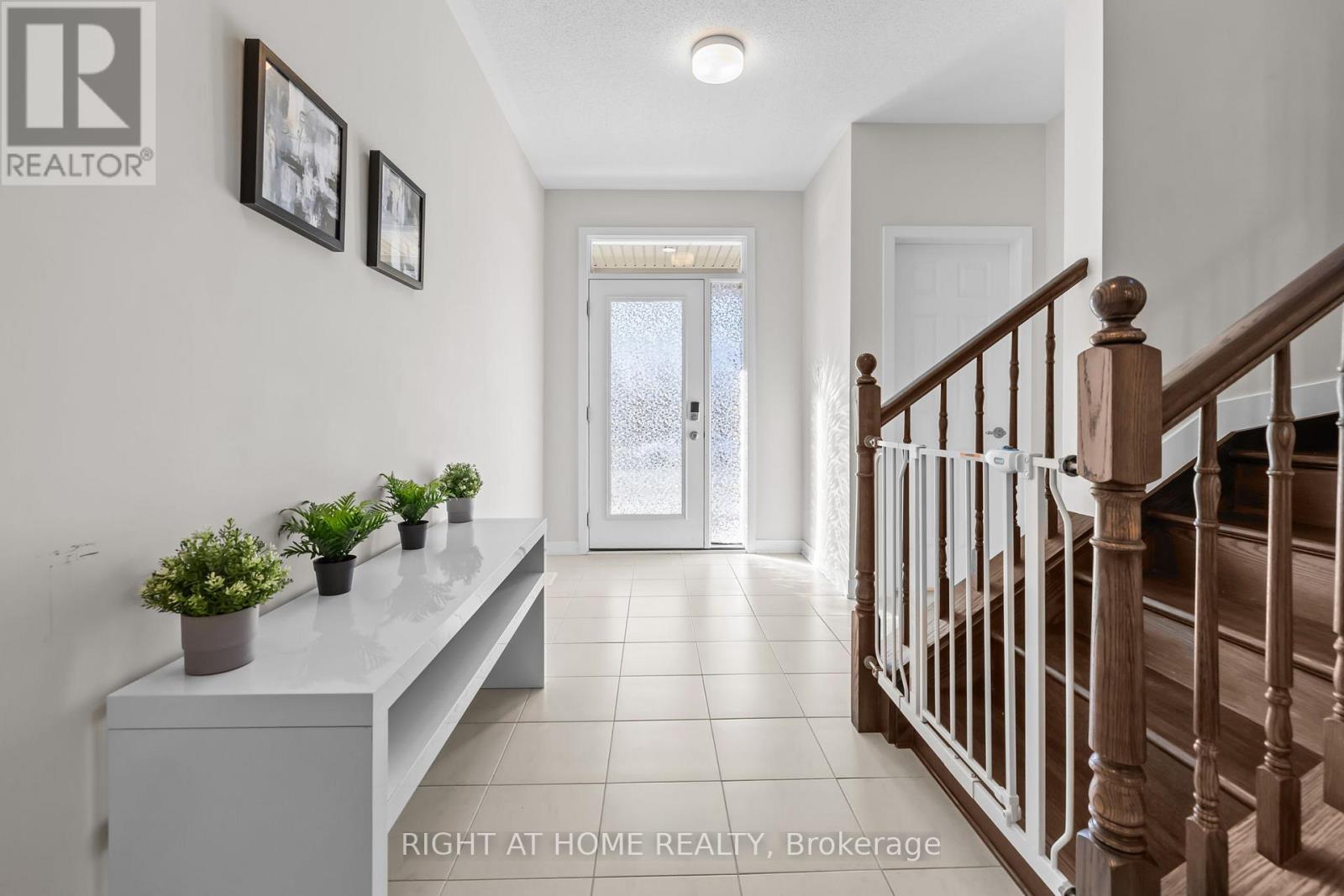 837 Derren Avenue, Ottawa, Ontario  K2S 3A7 - Photo 4 - X12887356