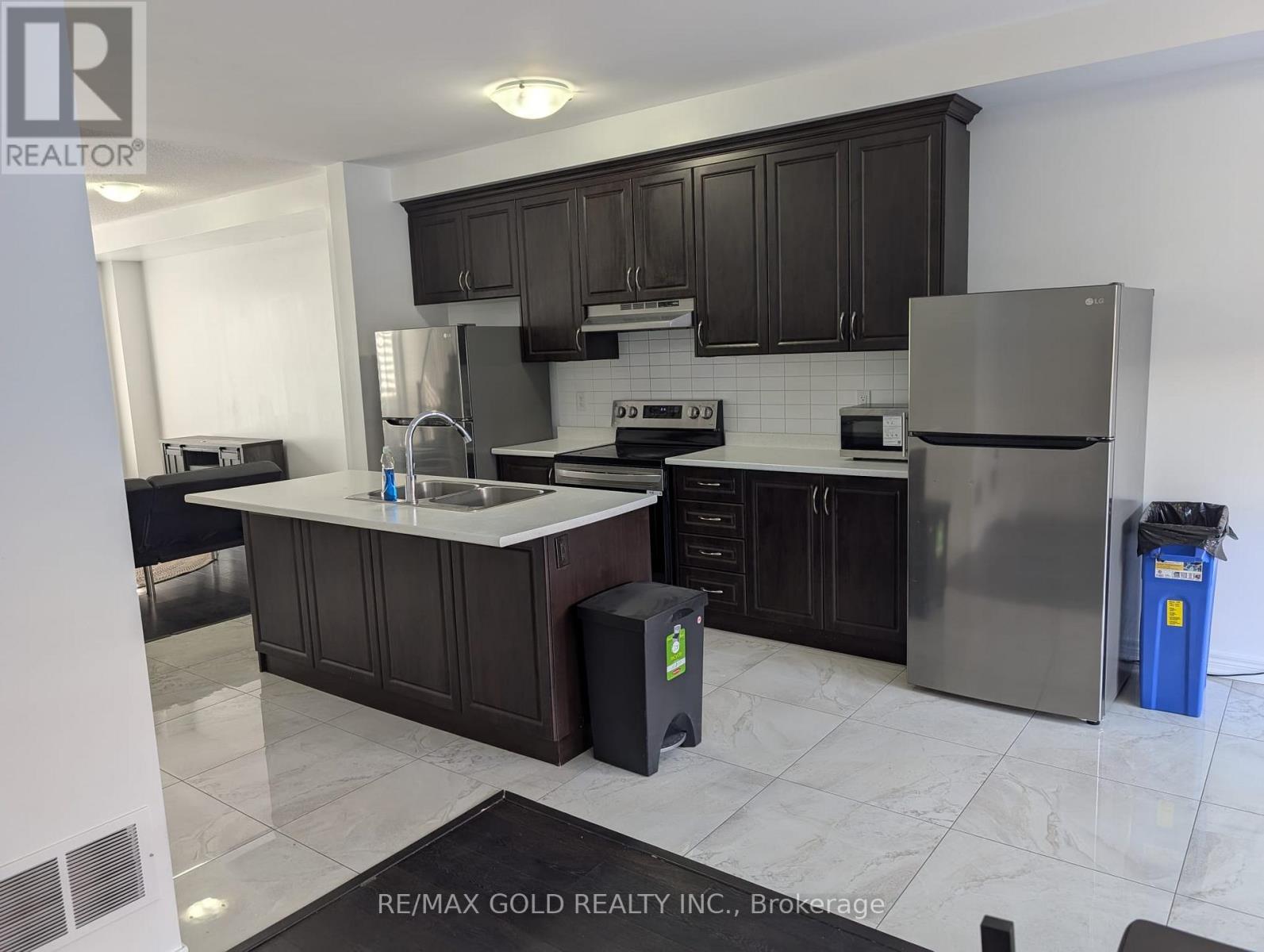 18 Faye Street, Brampton (Bram East), Ontario  L6P 4M9 - Photo 6 - W12750198