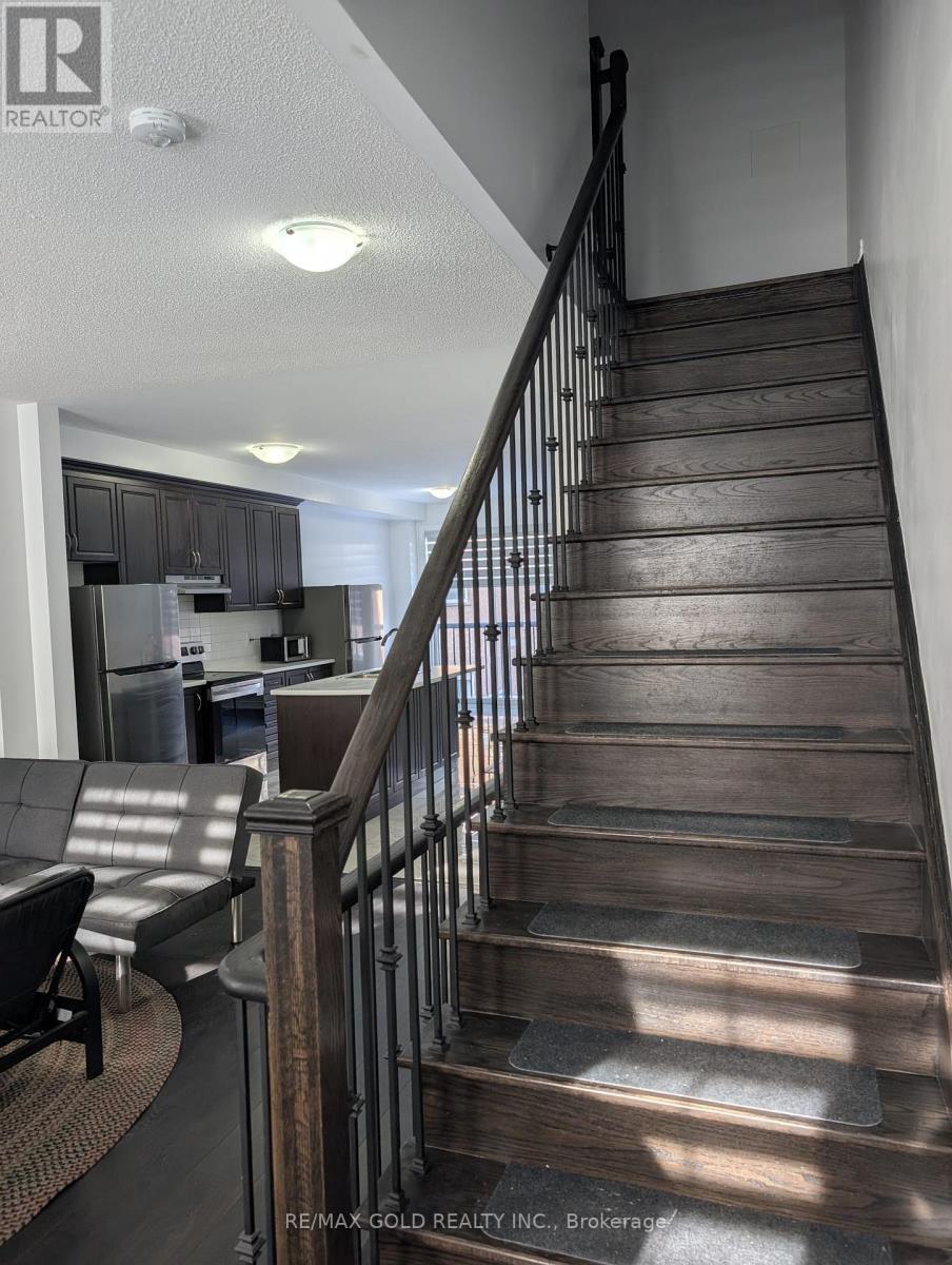 18 Faye Street, Brampton (Bram East), Ontario  L6P 4M9 - Photo 8 - W12750198