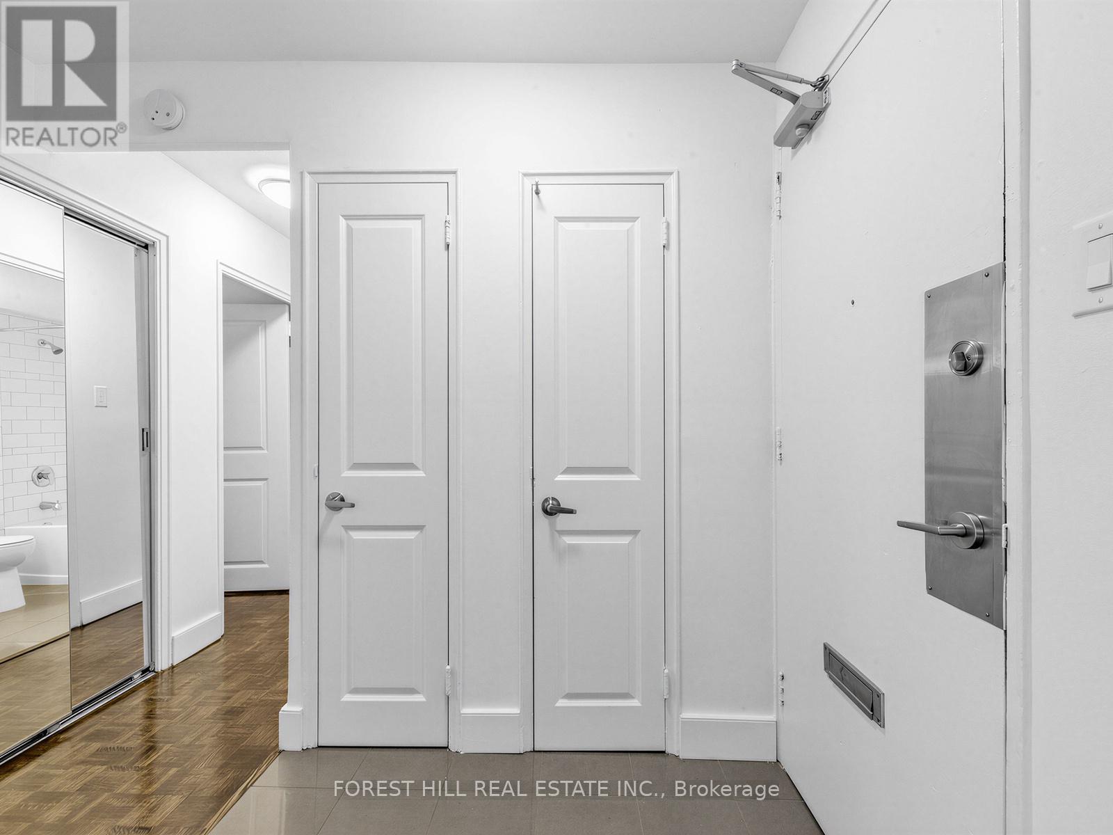 202 - 35 Walmer Road, Toronto, Ontario  M5R 2X3 - Photo 3 - C12887266