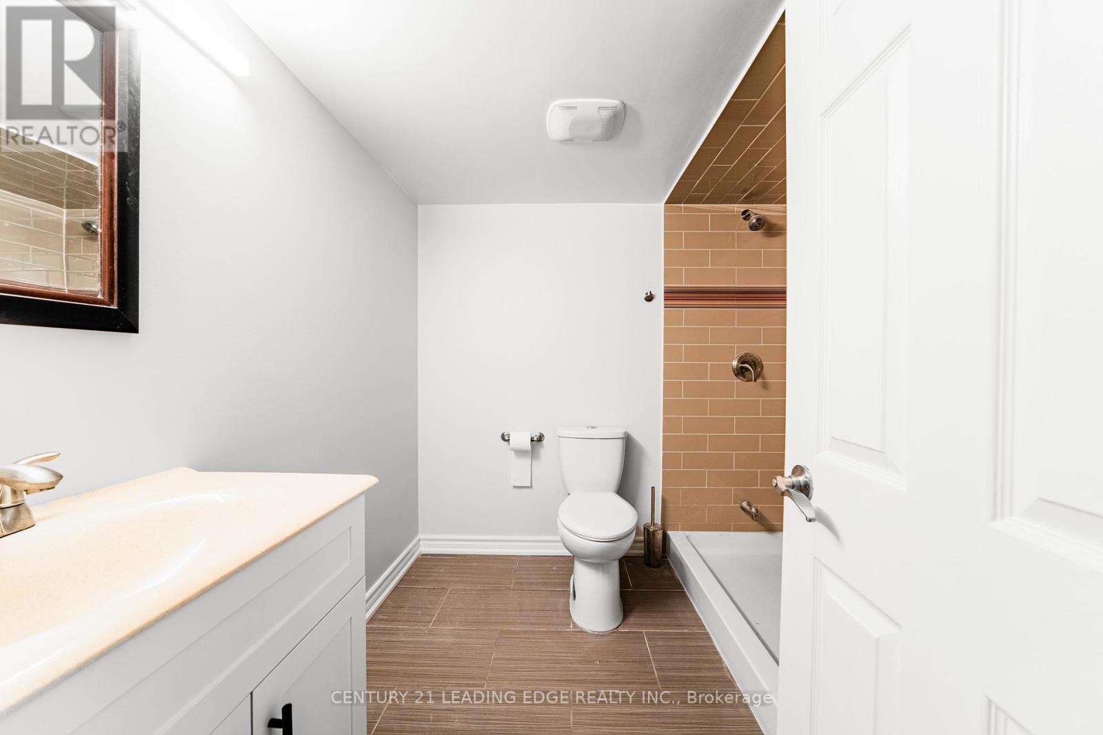 66 Woodbury Crescent, Newmarket (Summerhill Estates), Ontario  L3X 2T2 - Photo 37 - N12887206