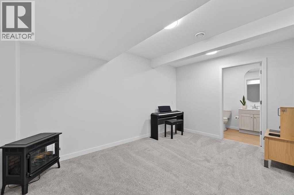 19 Rowley Park Nw, Calgary, Alberta  T3l 0G6 - Photo 36 - A2293267