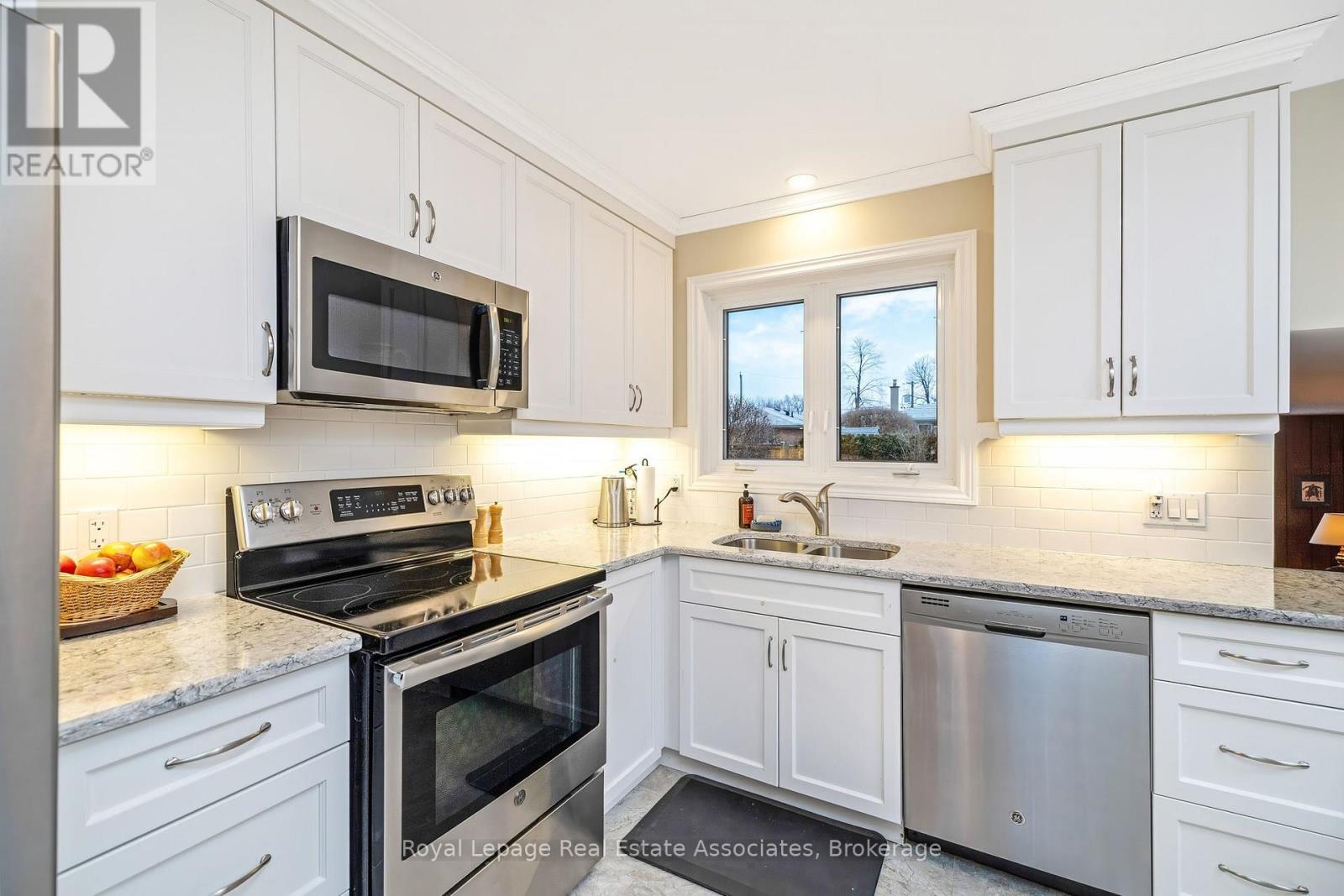 15 Stockman Crescent, Halton Hills (Georgetown), Ontario  L7G 1J5 - Photo 14 - W12887234