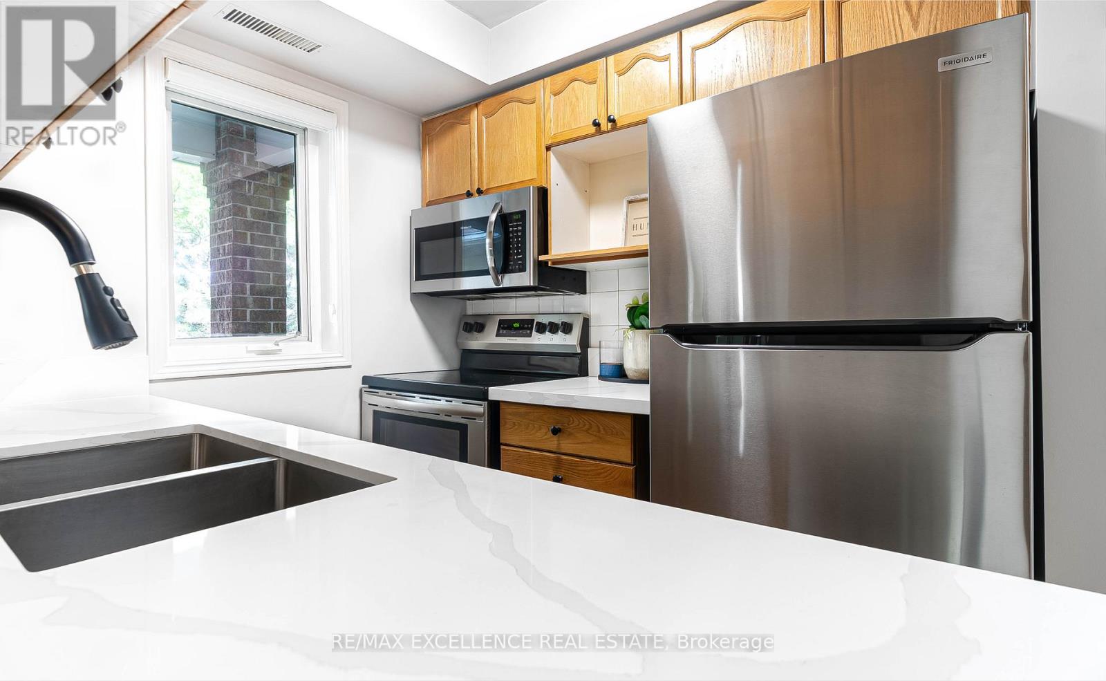 230 - 101 Bristol Road E, Mississauga (Hurontario), Ontario  L4Z 3P4 - Photo 4 - W12887326