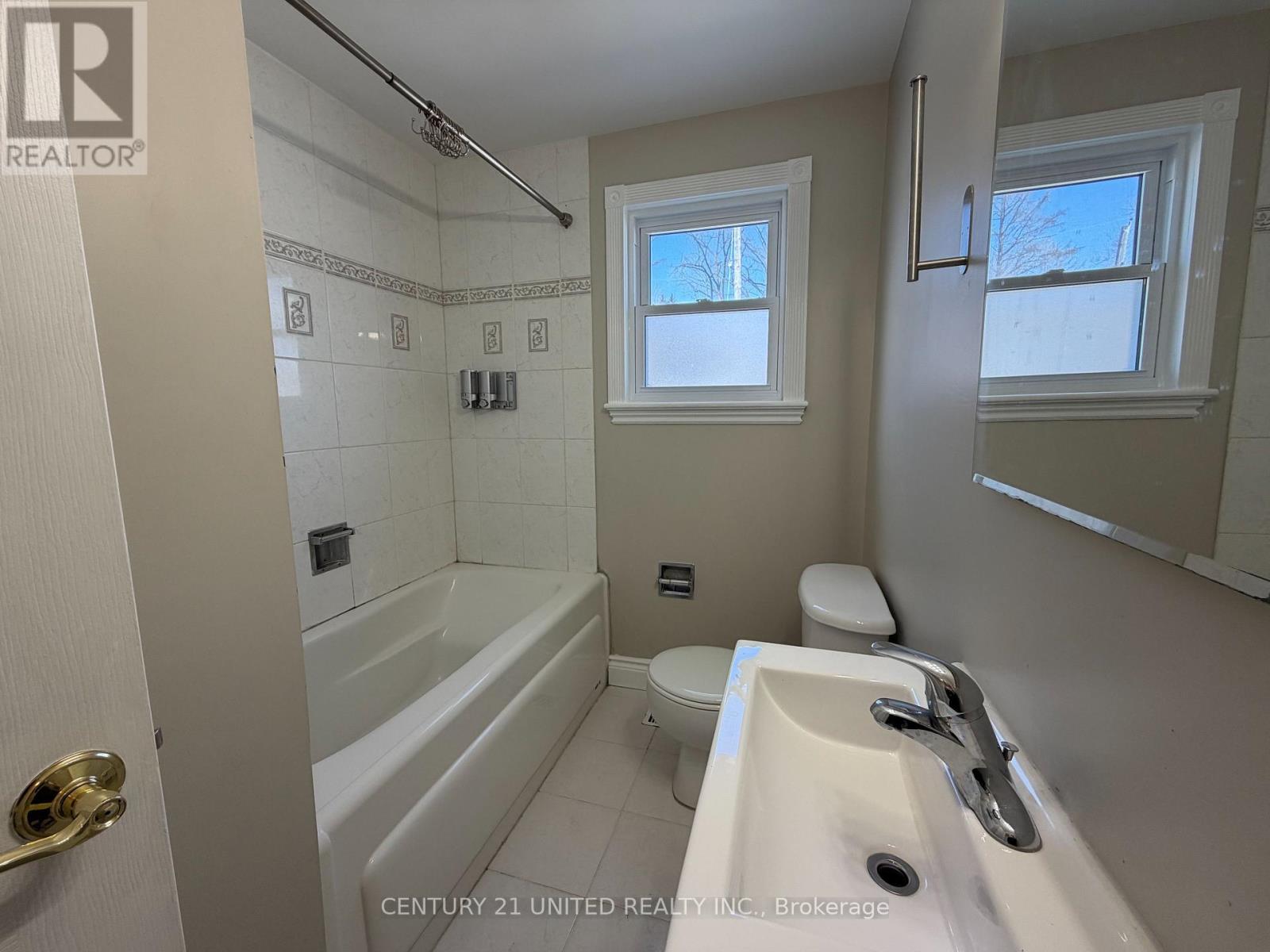 Upper - 685 Armour Road, Peterborough (Ashburnham Ward 4), Ontario  K9H 1Z5 - Photo 9 - X12887546