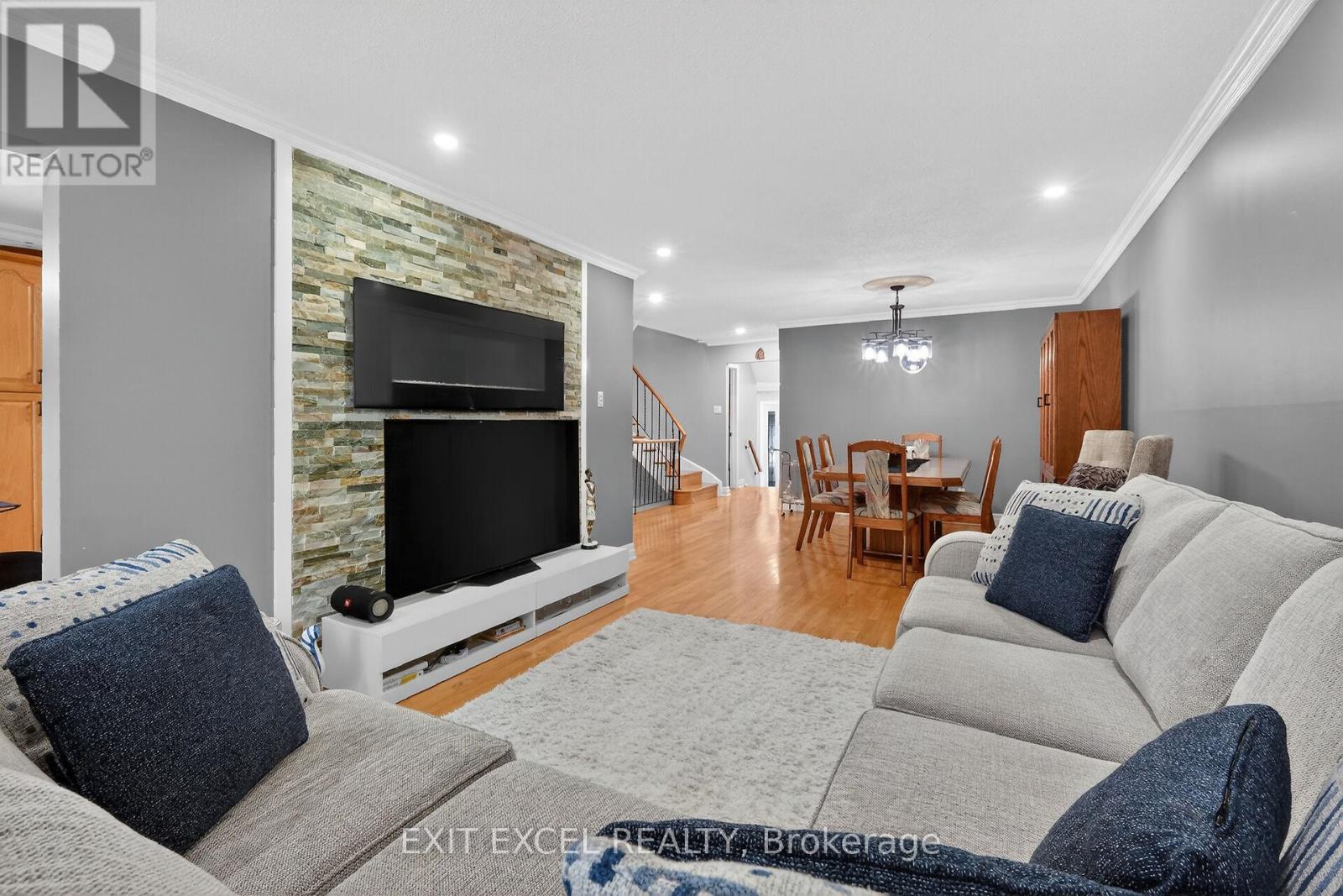 58 Fireside Crescent, Ottawa, Ontario  K1T 1Z4 - Photo 15 - X12887416