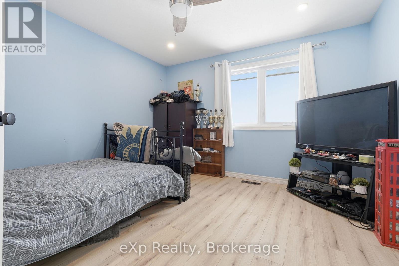 60 Main Street E, Mapleton, Ontario  N0G 1P0 - Photo 15 - X12887390