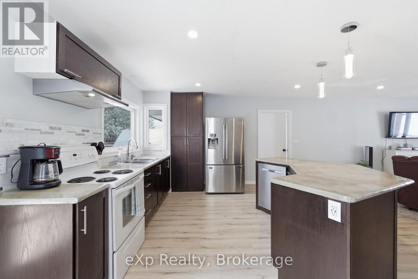 60 Main Street E, Mapleton, Ontario  N0G 1P0 - Photo 5 - X12887390