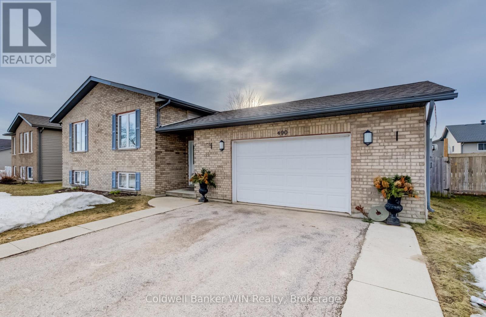 490 King Street E, Wellington North (Mount Forest), Ontario  N0G 2L0 - Photo 3 - X12887466