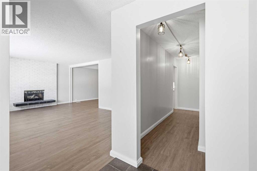 5031 Vienna Drive Nw, Calgary, Alberta  T3A 0W8 - Photo 4 - A2288045