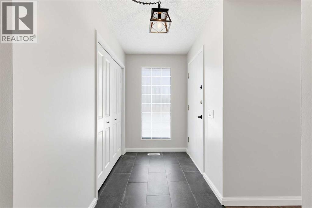 5031 Vienna Drive Nw, Calgary, Alberta  T3A 0W8 - Photo 3 - A2288045