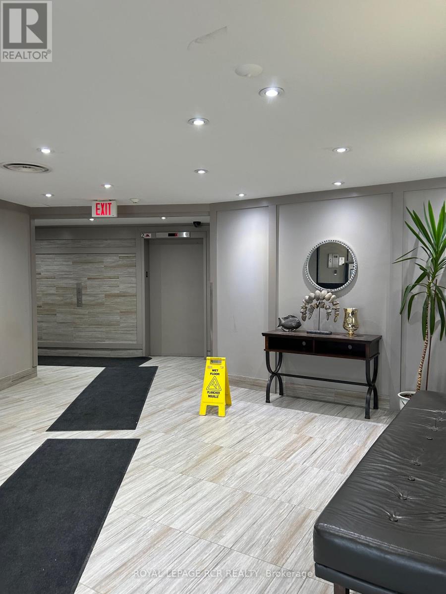 408 - 260 Davis Drive, Newmarket (Central Newmarket), Ontario  L3Y 7C3 - Photo 3 - N12887496