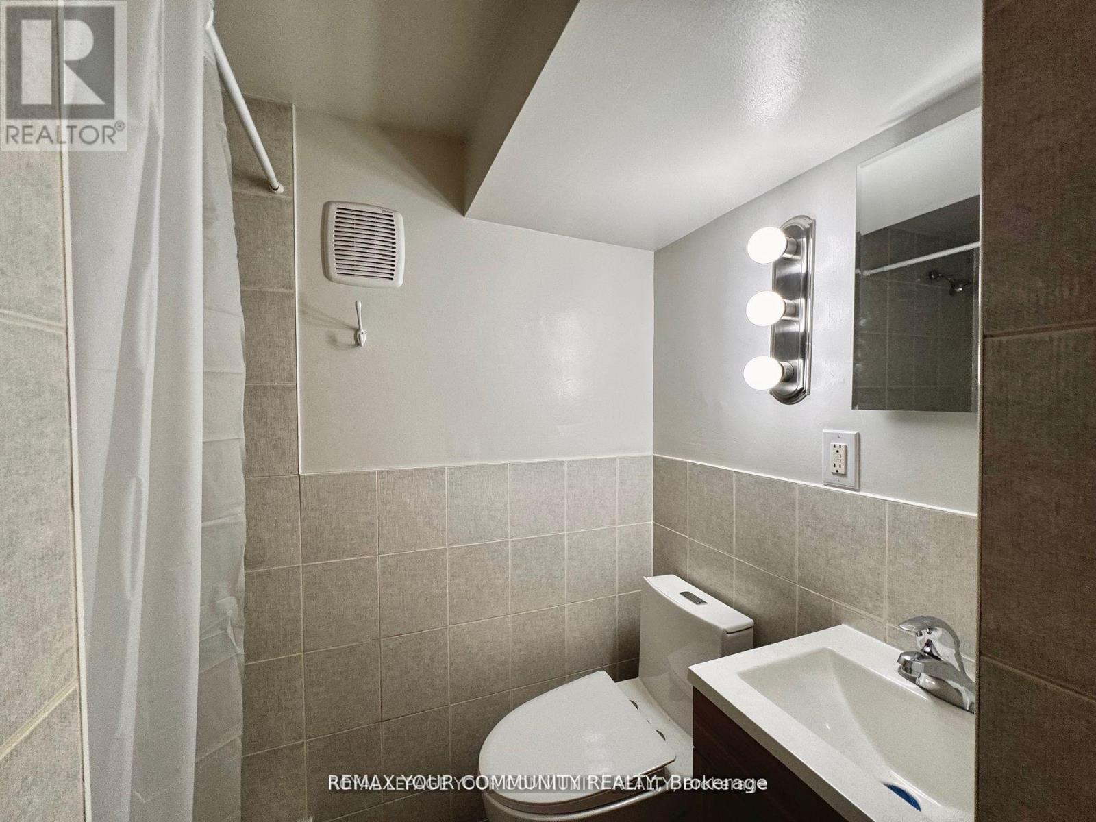 Apt B - 246 Elka Drive, Richmond Hill (Crosby), Ontario  L4C 3A3 - Photo 9 - N12887534