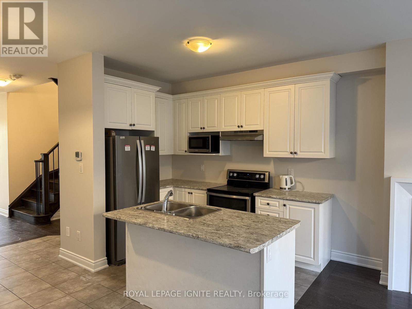 35 Bushwood Trail, Brampton, Ontario L6Y 6G6 - Photo 3 - W12738660