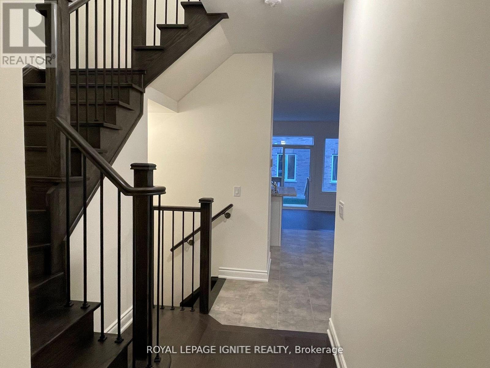 35 Bushwood Trail, Brampton, Ontario L6Y 6G6 - Photo 2 - W12738660