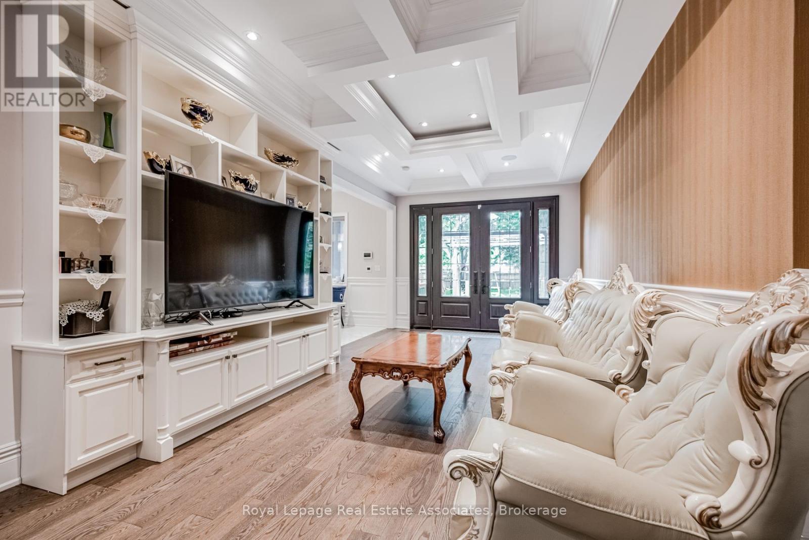 96 Elmcrest Road, Toronto (Eringate-Centennial-West Deane), Ontario  M9C 3R9 - Photo 9 - W12887500