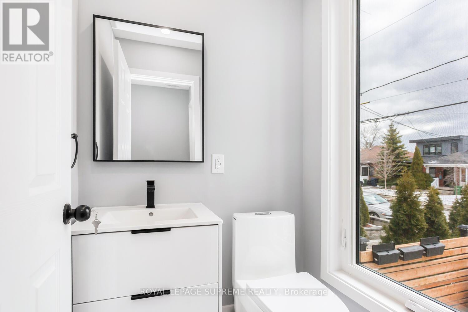 82 Pritchard Avenue, Toronto (Rockcliffe-Smythe), Ontario  M6N 1T3 - Photo 17 - W12887502