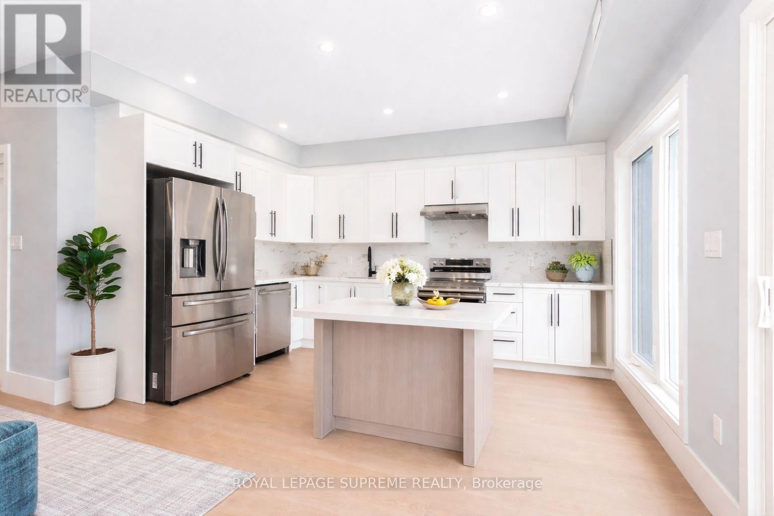 82 Pritchard Avenue, Toronto (Rockcliffe-Smythe), Ontario  M6N 1T3 - Photo 6 - W12887502