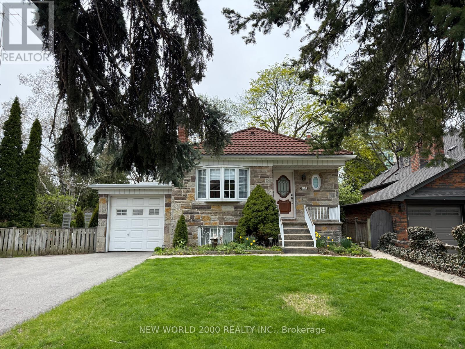 12 MONKTON AVENUE, Toronto, Ontario