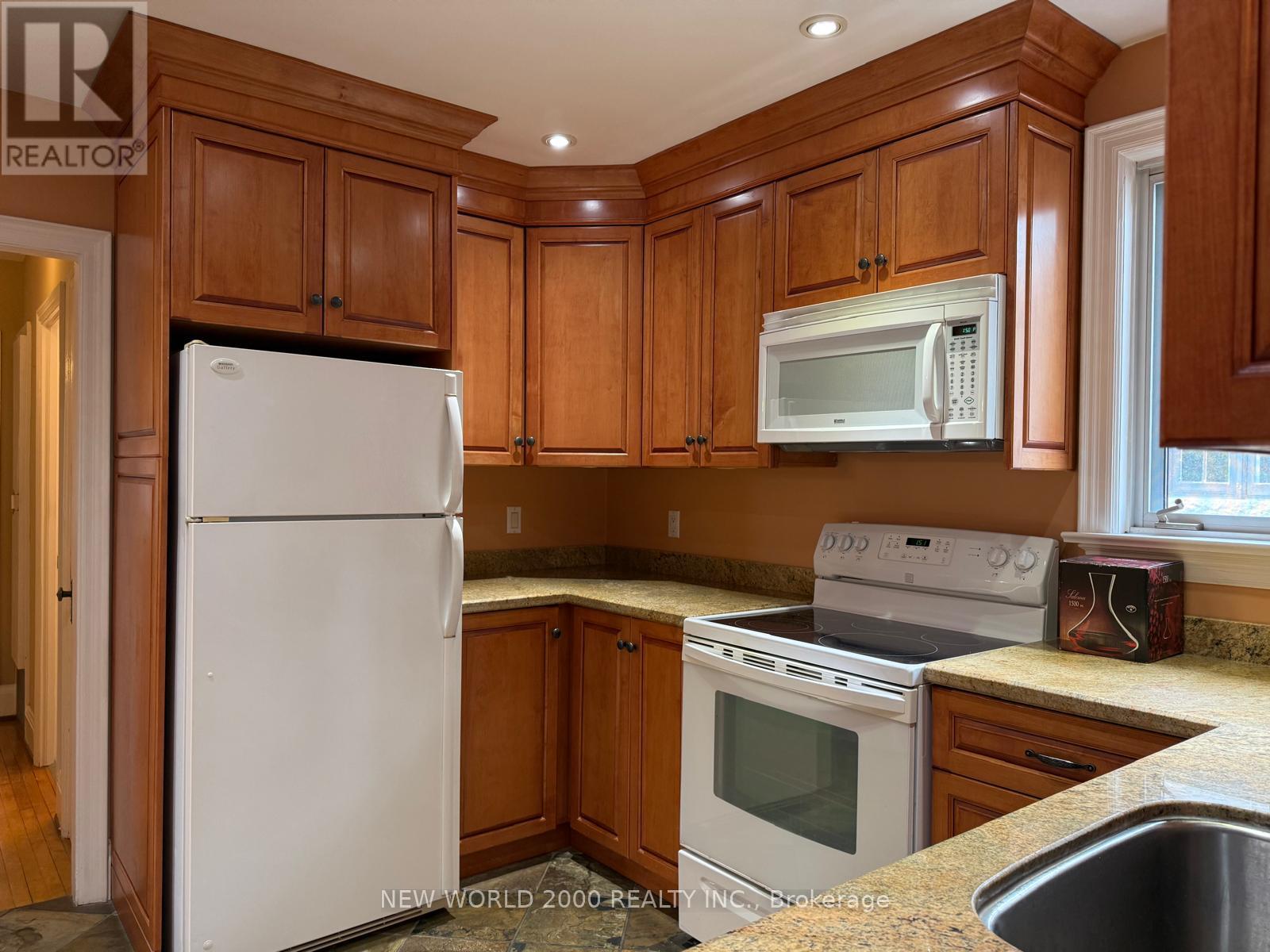 12 Monkton Avenue, Toronto, Ontario  M8Z 4M8 - Photo 4 - W12887570