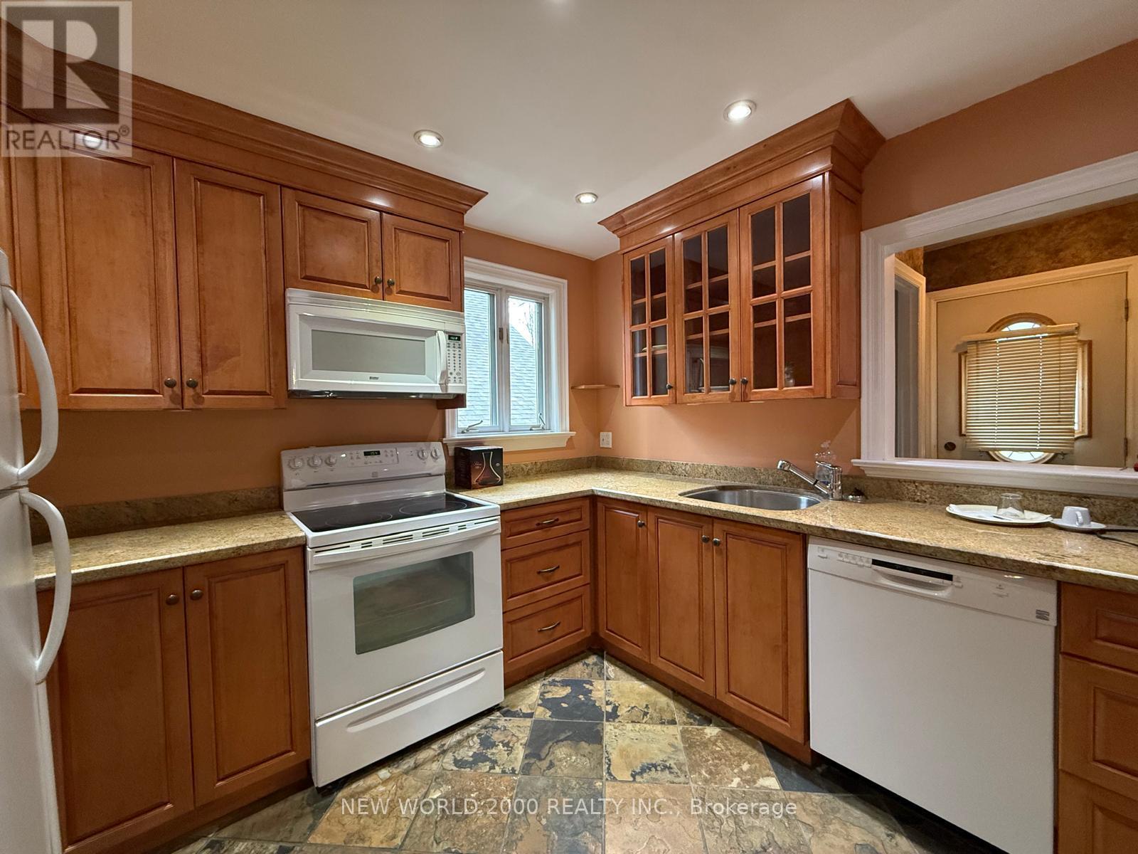 12 Monkton Avenue, Toronto, Ontario  M8Z 4M8 - Photo 6 - W12887570