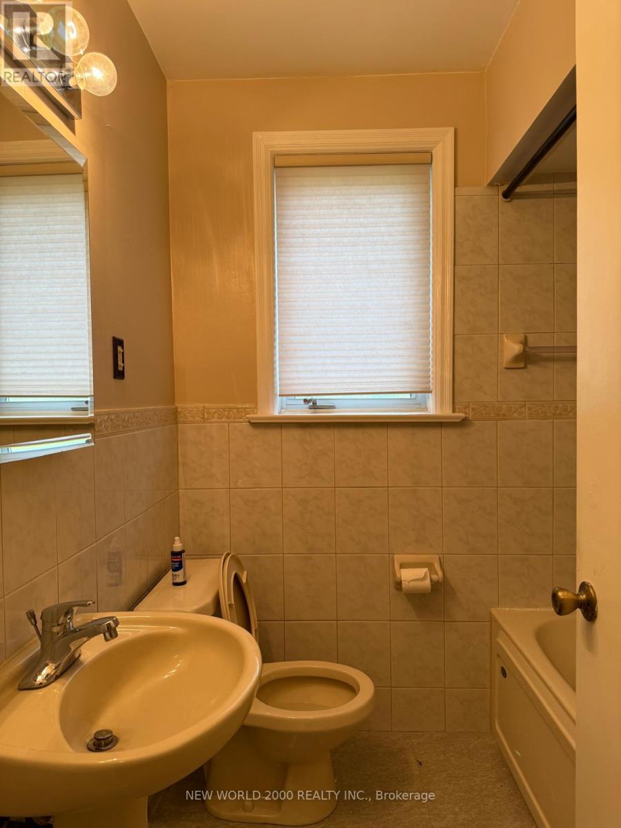 12 Monkton Avenue, Toronto, Ontario  M8Z 4M8 - Photo 9 - W12887570