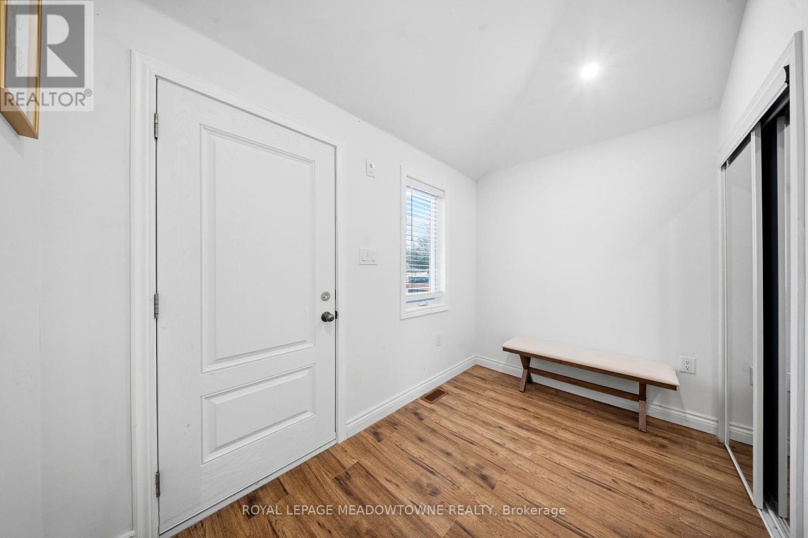 208 Glen Oak Drive, Oakville (Wo West), Ontario  L6K 2J2 - Photo 10 - W12887614