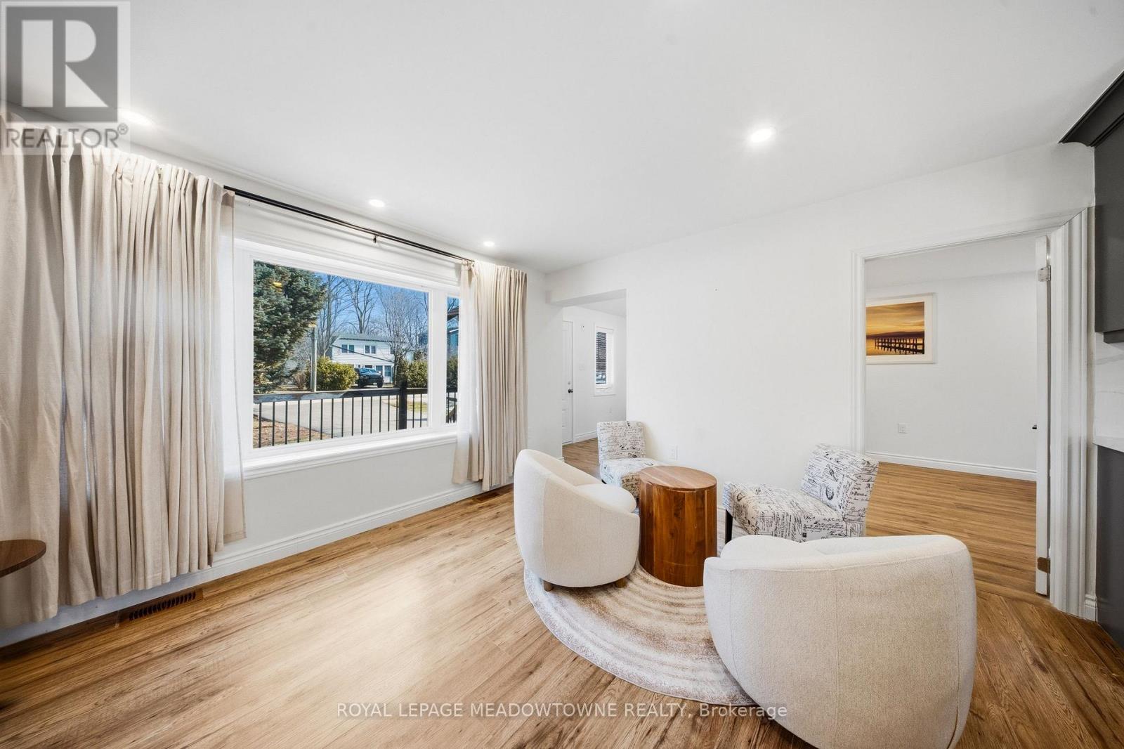 208 Glen Oak Drive, Oakville (Wo West), Ontario  L6K 2J2 - Photo 11 - W12887614