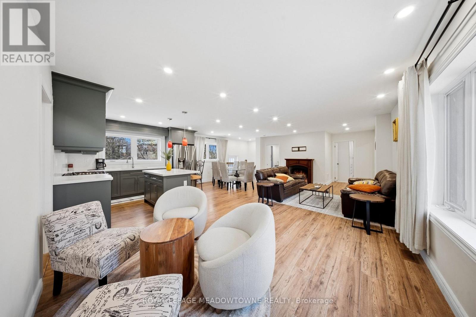 208 Glen Oak Drive, Oakville (Wo West), Ontario  L6K 2J2 - Photo 12 - W12887614