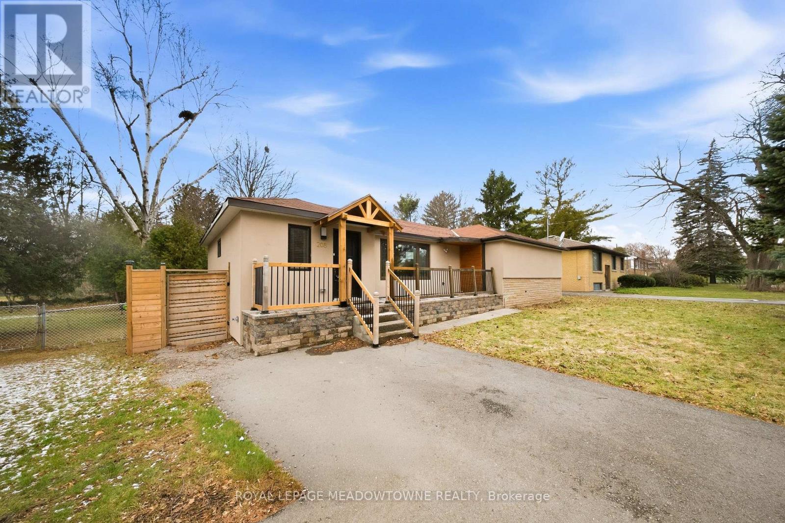 208 Glen Oak Drive, Oakville (Wo West), Ontario  L6K 2J2 - Photo 2 - W12887614