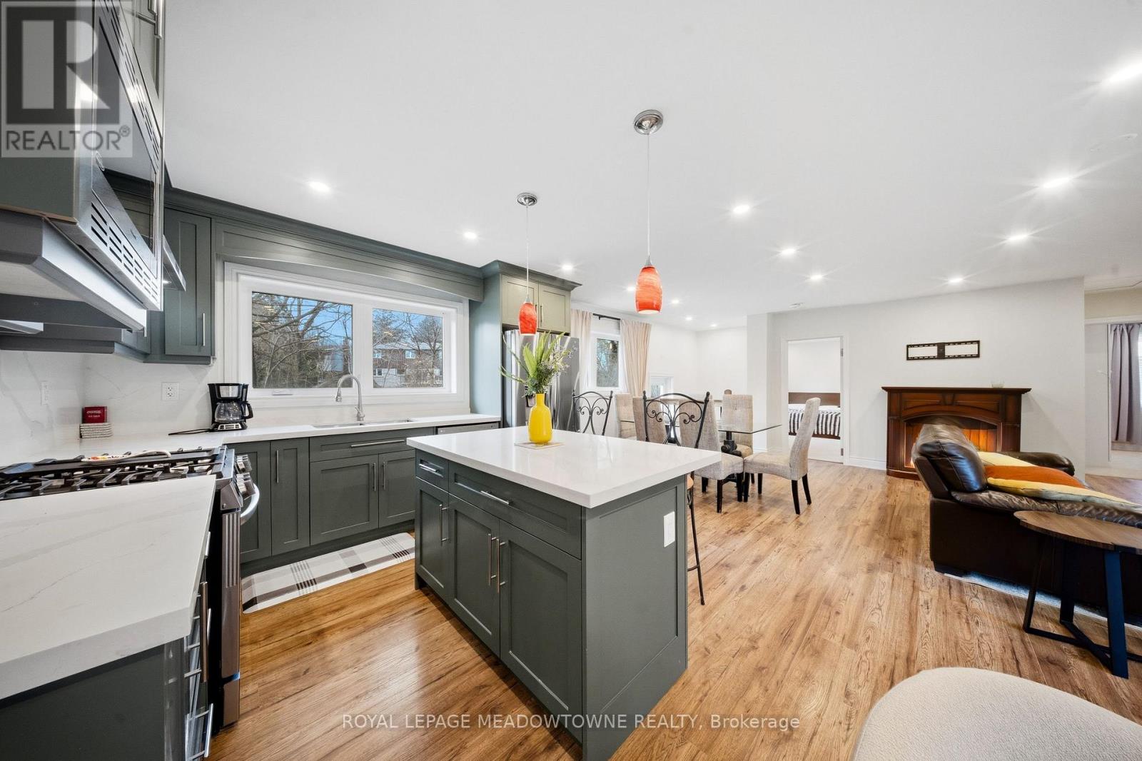 208 Glen Oak Drive, Oakville (Wo West), Ontario  L6K 2J2 - Photo 23 - W12887614