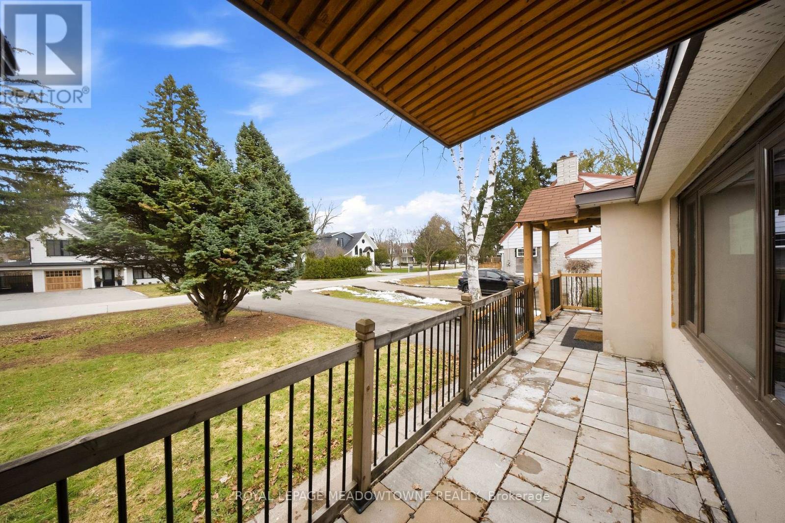 208 Glen Oak Drive, Oakville (Wo West), Ontario  L6K 2J2 - Photo 9 - W12887614