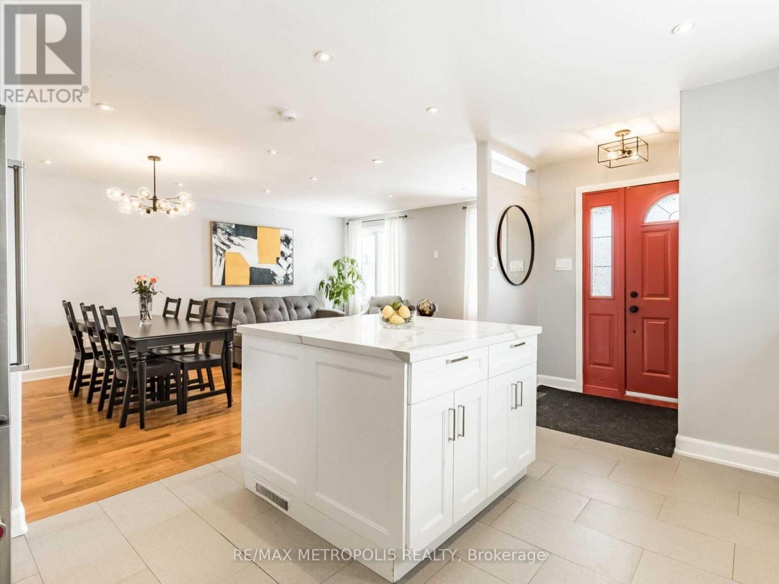 Main - 60 Reigate Avenue, Brampton, Ontario  L6V 2E3 - Photo 2 - W12887646