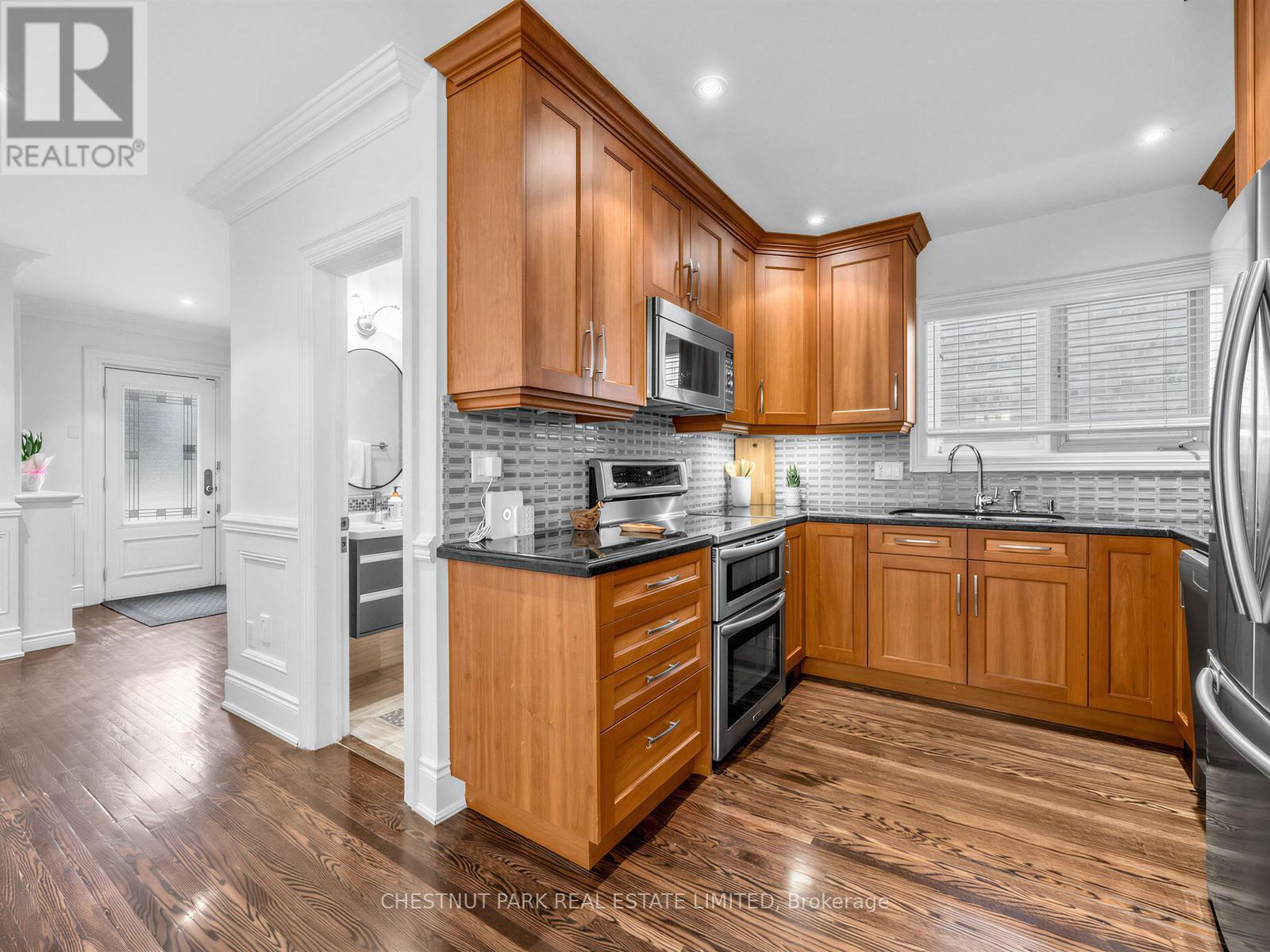 122 Randolph Road, Toronto, Ontario M4G 3R9 - Photo 9 - C12887680