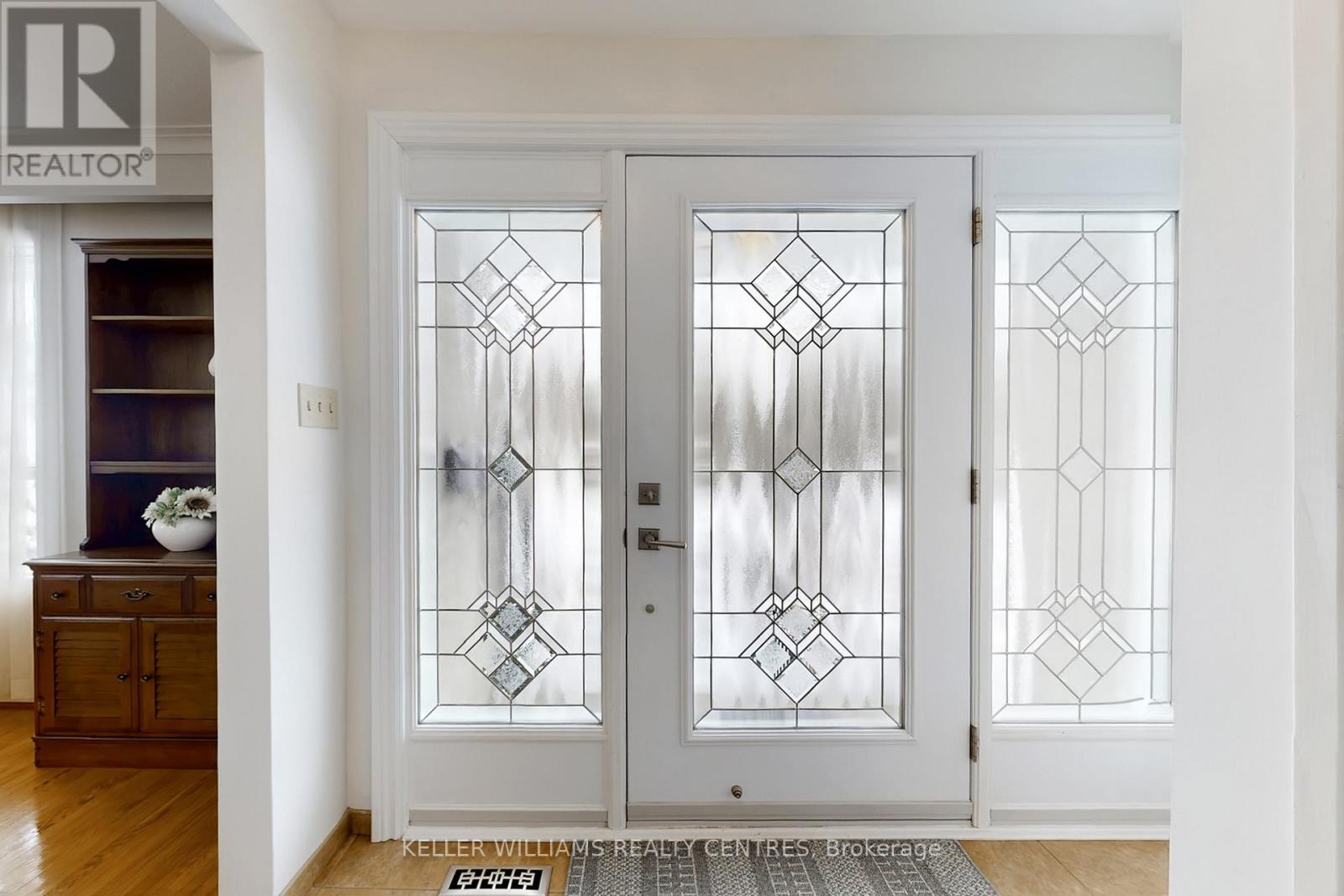 356 Dennie Avenue, Newmarket, Ontario  L3Y 4M7 - Photo 2 - N12887682