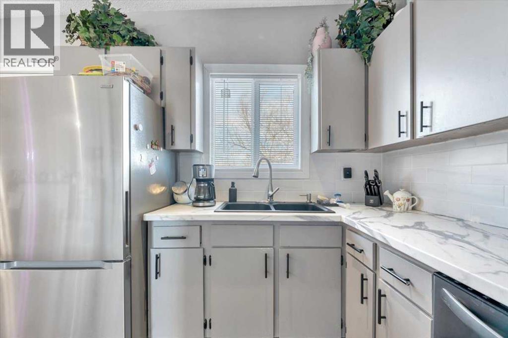 122 Bartstow Street, Carseland, Alberta  T1P 0X8 - Photo 12 - A2293315