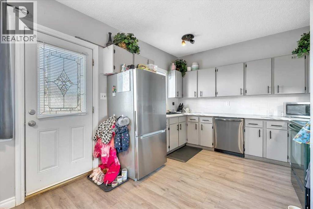 122 Bartstow Street, Carseland, Alberta  T1P 0X8 - Photo 9 - A2293315