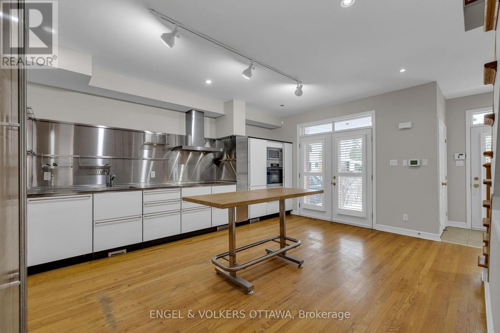 145 Manorhill Private, Ottawa, Ontario K1H 2J3 - Photo 10 - X12887864