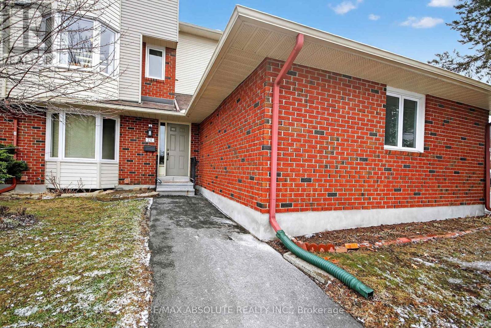 231 Harriot Private, Ottawa, Ontario K1T 3E1 - Photo 2 - X12887874
