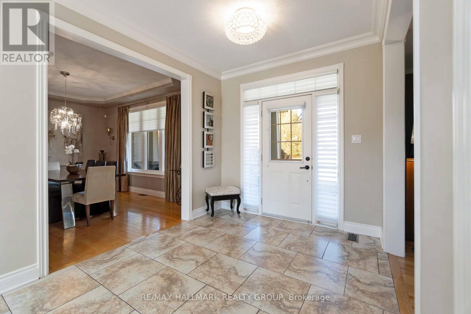 137 Goodman Drive, Ottawa, Ontario K2W 1C7 - Photo 4 - X12887984