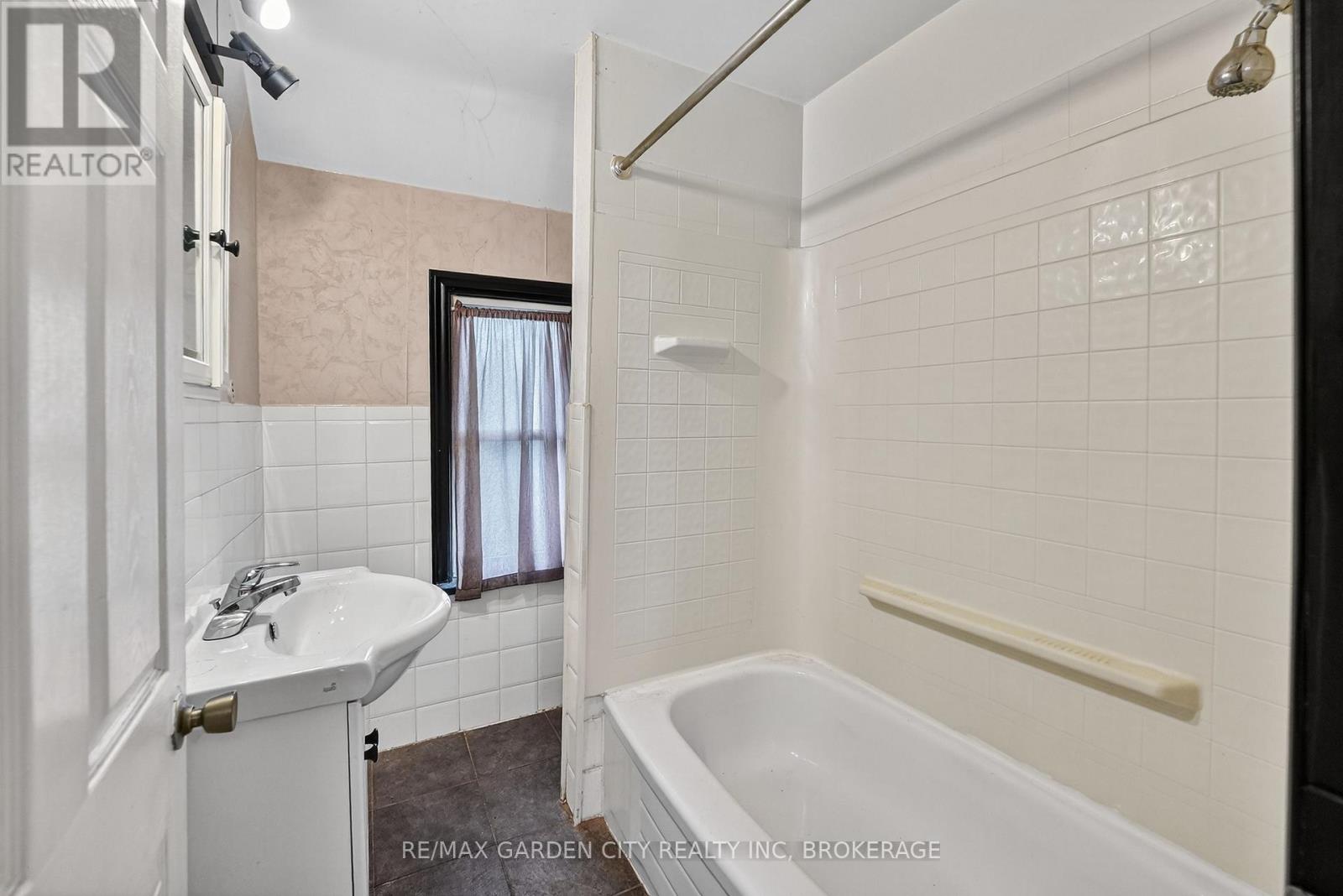 284 Burgar Street, Welland, Ontario  L3B 2T6 - Photo 24 - X12887964