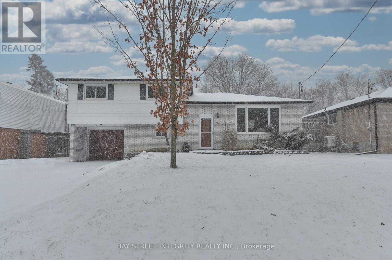 92 LEWIS DRIVE, Newmarket, Ontario