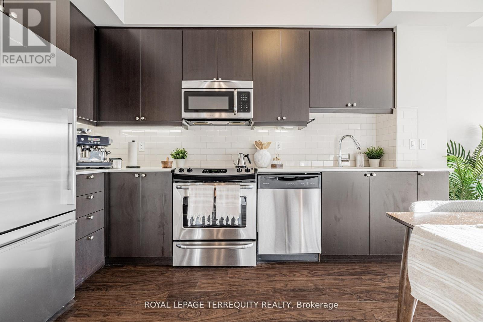 401 - 35 Fontenay Court, Toronto (Edenbridge-Humber Valley), Ontario  M9A 0E2 - Photo 5 - W12887848