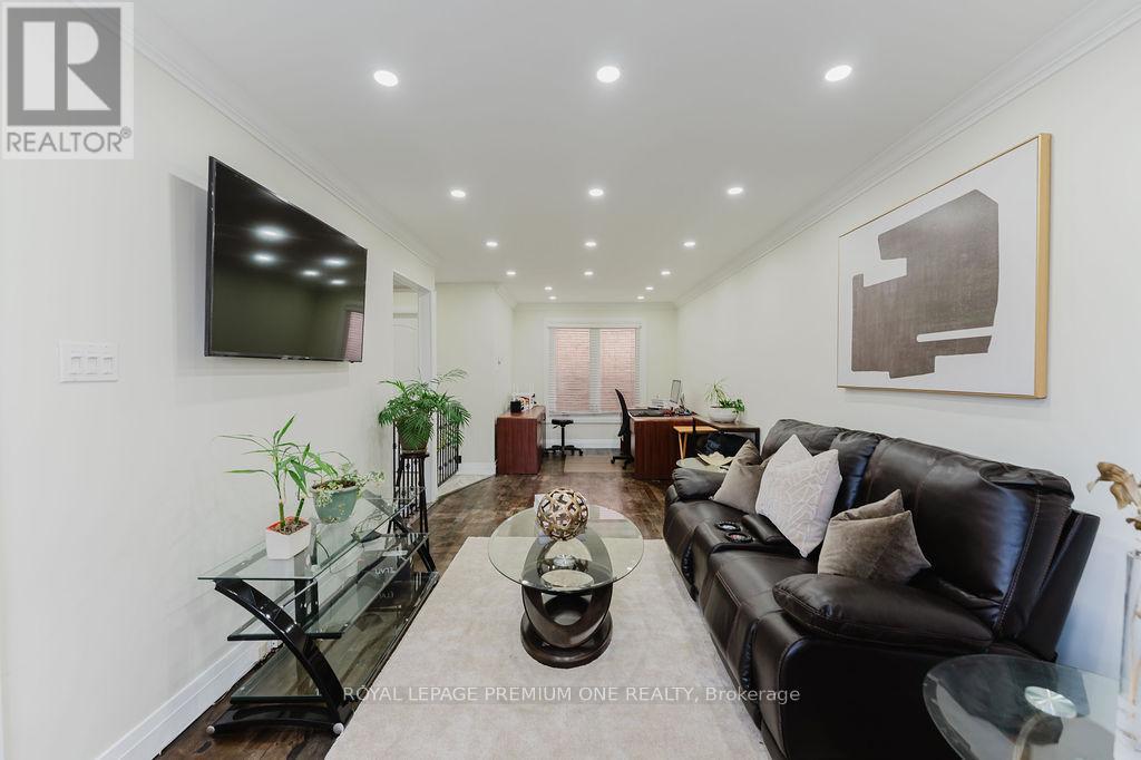 25 Sir Lancelot Court, Caledon (Bolton East), Ontario  L7E 1N3 - Photo 6 - W12887994